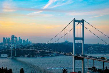 İstanbul manzaralı. Nakkastepe 'den gün batımında Boğaziçi Köprüsü' ne. İstanbul 'daki arka plan fotoğrafına git. Gürültü dahil.