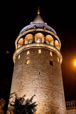 Galata Kulesi. Gece İstanbul 'da Galata Kulesi. Türkiye 'deki arka plan fotoğrafına git. Gürültü dahil.