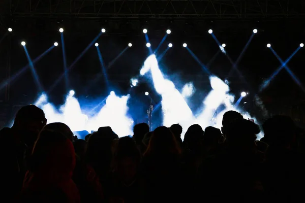 Silhouet Van Menigte Een Concert Spotlights Het Podium Muzikale Performance — Stockfoto