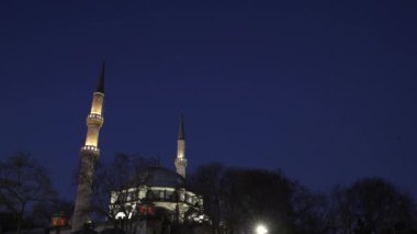 Geceleyin Eyüp Sultan Camii. İstanbul 'da Ramazan 4k video