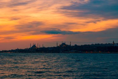 İstanbul gün batımında. Günbatımında dramatik bulutlarla İstanbul 'un silueti. Türkiye 'ye seyahat arkaplan fotoğrafı.