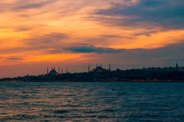 Istanbul Vid Solnedgången Silhuett Istanbul Med Dramatiska Moln Vid Solnedgången — Stockfoto