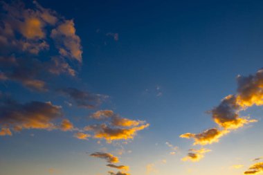 Gün batımı manzarası. Gün batımında alçak açılı bulutlar. Cennet ya da umut kavramı.