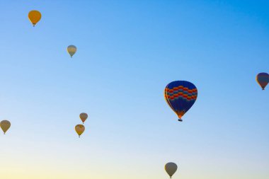 Sıcak hava balonları. Sıcak hava balonu festivali ya da arka plan fotoğrafı. Kapadokya 'ya Seyahat.
