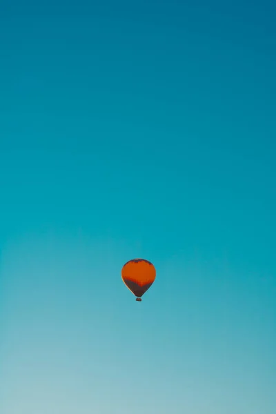 熱気球 空には熱気球が一機 垂直方向の写真の増加や増加 — ストック写真