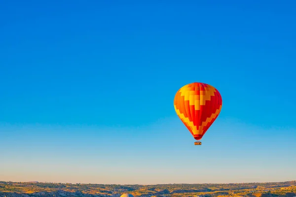 热气球在天空中 Cappadocia背景照片 前往土耳其背景 — 图库照片