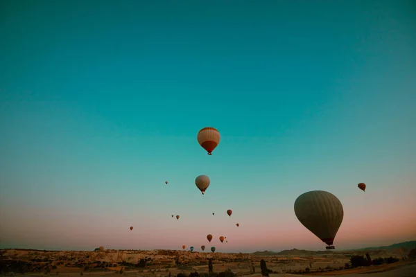 Cappadocia视图 日出时分 卡帕多西亚的热气球在膨胀 包括噪音 — 图库照片