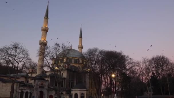 スルタンモスクを見上げなさい。ラマダーンまたはイスラム教の背景ビデオ — ストック動画