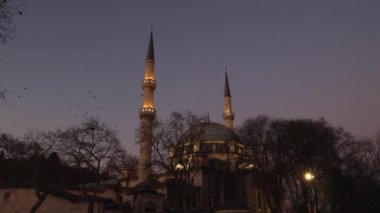 İstanbul 'da Ramazan. Alacakaranlıkta Eyüp Sultan Camii. Ramazan veya kandil veya laylat al-Qadr veya kadir gecesi veya İslamik arkaplan 4K video. Gürültü dahil.