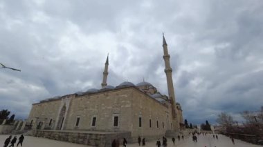 Ramazan 'da İstanbul. Fatih Camii 4k zaman aşımı videosu gün batımında. Ramazan veya kandil veya laylat al-Qadr veya kadir gecesi veya İslami video. Gürültü dahil.
