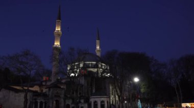 Ramazan 'da İstanbul. Geceleyin Eyüp Sultan Camii. Ramazan veya kandil veya laylat al-Qadr veya kadir gecesi veya İslamik arkaplan 4k video. Gürültü dahil.