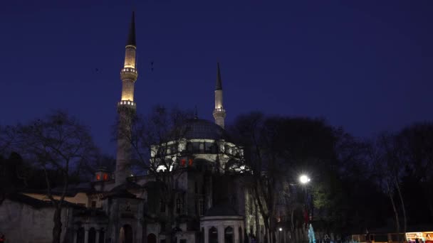 ラマダーン月のイスタンブール 目を覚ますスルタンモスク夜 ラマダーン月 カンディル月 またはレイラット月 またはカディール月 またはイスラム教の背景4Kビデオ 含まれるノイズ — ストック動画