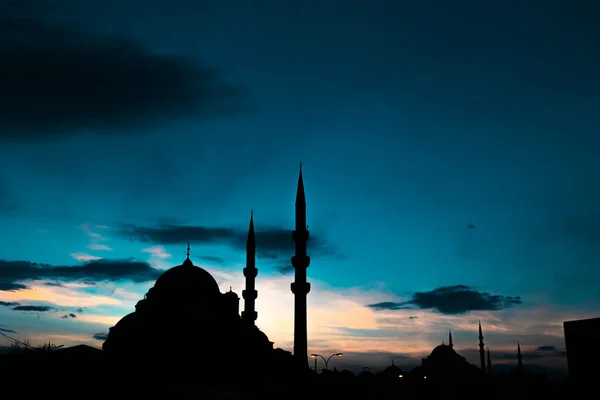 モスクのシルエット 日没時にイスタンブールのモスク ラマダーン月 カンディル月 イフタール月 またはレイラット月 カディール月 またはイスラム教の背景写真 — ストック写真