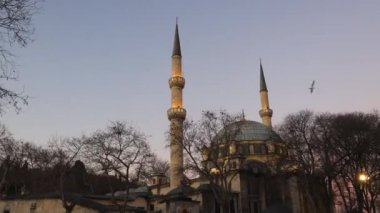 İstanbul camileri. Gün batımında Eyüp Sultan Camii. Ramazan veya kandil veya laylat al-Qadr veya kadir gecesi veya İslamik arkaplan 4K video. Gürültü dahil.
