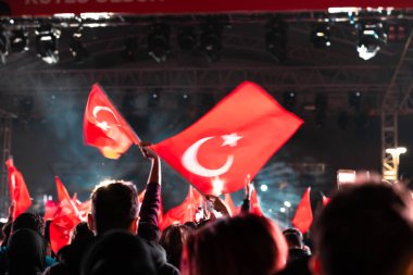 Gece bir etkinlikte Türk Bayrakları dalgalanıyor. Türk ulusal günlerini kutluyoruz. Bayraklarda hareket bulanıklığı var. Seçici odaklanma. Gürültü dahil. 23 nisan, 19 mayis, 29 ekim, 30 agu kavramı.