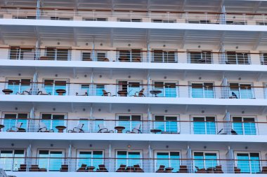 Gemi balkonlarında dolaşın. Geminin arka plan fotoğrafını çek. Seyahat veya turizm veya tatil veya gezi veya tatil kavramı. 