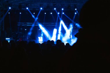 Kutlama ya da etkinlik ya da insanların siluetinin olduğu konser arkaplan fotoğrafı. Gürültü dahil.