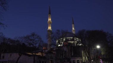 Kadir Gecesi veya Laylat al-Qadr geçmişi. İstanbul 'daki Eyüp Sultan Camii. Ramazan veya kandil veya İslami arkaplan 4k video. Gürültü etkisi dahil.