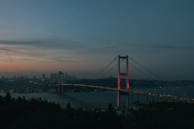 İstanbul manzaralı. Akşam karanlığında Boğaz Köprüsü 'nde. Gürültü dahil. Türkiye 'ye seyahat arkaplan fotoğrafı.