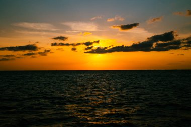 Denizden gün batımı manzarası. Deniz ve bulutların üzerinde gün batımı. - Günün sonunda. Deniz manzaralı gün batımı manzarası.