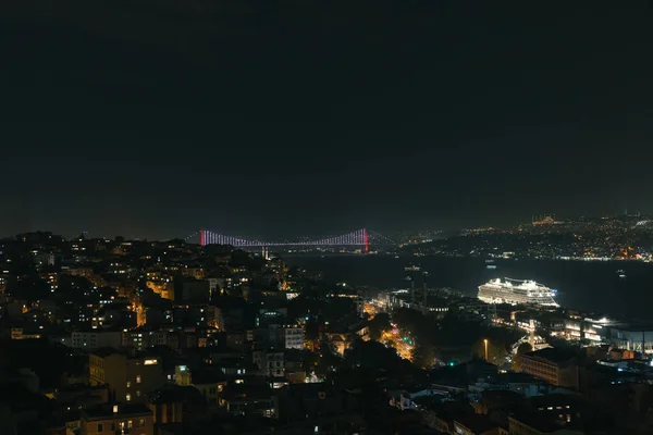 Κωνσταντινούπολη Και Βόσπορος Θέα Νύχτα Γέφυρα Του Βοσπόρου Και Κρουαζιερόπλοιο — Φωτογραφία Αρχείου