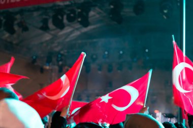 Gece gündüz kutlanan Türk bayrakları. Türk milleti. Türkiye 'nin ulusal günleri. Gürültü ve hareket bulanıklığı da dahil. Odaklanmamış fotoğraf.