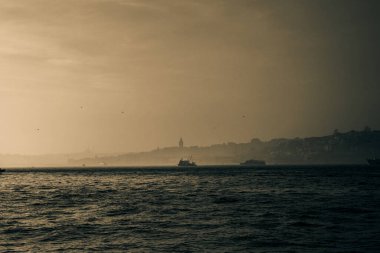 İstanbul arka plan fotoğrafı. Sefir, sisli havada İstanbul 'un arka planını renklendirdi. Türkiye 'ye Seyahat.
