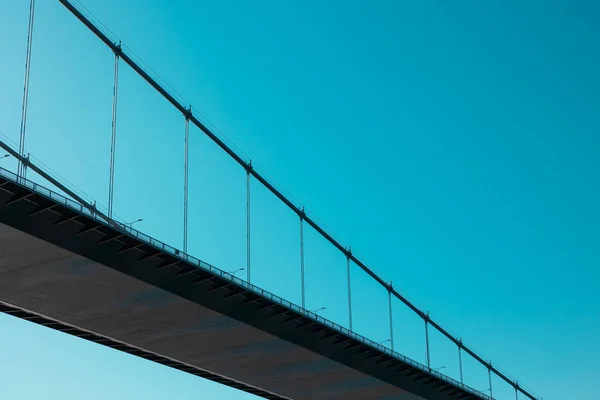 吊橋だ トルコ石の背景に隔離された吊り橋のハンガーとケーブル 旅行や交通機関の背景写真 — ストック写真