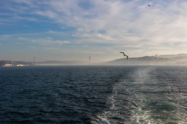 伊斯坦布尔早上在多雾的天气下 从一艘船看到伊斯坦布尔 前往土耳其的旅行概念 — 图库照片