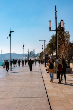 Galataport İstanbul. Galataport 'un güvertesinde yürüyen insanlar. İstanbul Türkiye - 1.14.2022