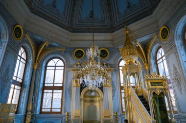 İstanbul 'daki Tesvikiye Camii. Tesvikiye Camii 'nin içi. Ramazan veya kandil veya İslami arkaplan fotoğrafı. İstanbul Türkiye - 12.24.2021