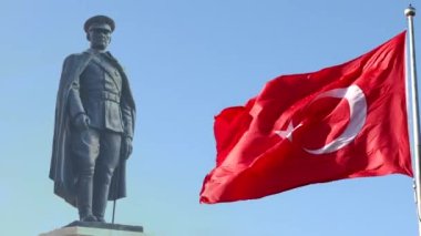 Türk Bayrağı ve Atatürk Anıtı. Türkiye 'nin ulusal arkaplan videosu 4K. 23 Nisan ya da 23 Nisan, 19 Mayıs ya da 19 Mayıs, 30 Ağustos ya da 30 Ağustos, Ekim 29 ekim Bayrami video.