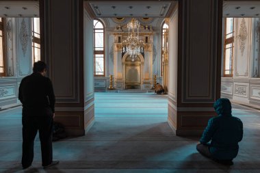 İstanbul 'daki Tesvikiye Camii' nde Müslümanlar namaz kılıyor. Ramazan veya kandil veya laylat al-Qadr veya kadir gecesi veya İslami arkaplan fotoğrafı. İstanbul Türkiye - 12.24.2021