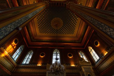 Yıldız Hamidiye Camii 'nin iç mimarisi. İslami mimari geçmişi. Ramazan veya kandil veya laylat al-Qadr veya İslami sanat arkaplan fotoğrafı. İstanbul Türkiye - 12.25.2021