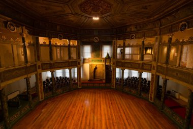 İstanbul 'daki Galata Mevlevihanesi veya Galata Mawlawi Evi. Dönen dervişler salonu. İstanbul Türkiye - 12.28.2021