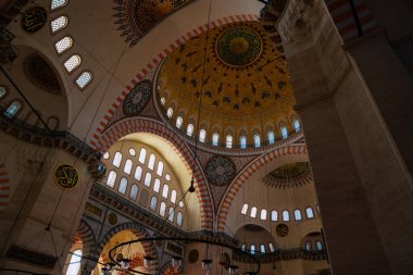 Süleyman Camii. Ramazan veya kandil veya laylat el Kadir veya İslami mimari arkaplan fotoğrafı. İstanbul Türkiye - 10.29.2021