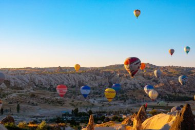 Kapadokya ve sabah sıcak hava balonları. Goreme 'in geçmişine git. Nevsehir Türkiye - 7.1. 2021
