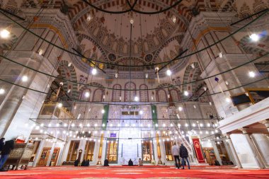 İslami mimari arka plan fotoğrafı. İstanbul 'daki Fatih Camii' nin içi. Ramazan veya kandil veya laylat al-Qadr veya kadir gecesi veya İslami arkaplan fotoğrafı. İstanbul Türkiye - 3.2.2022