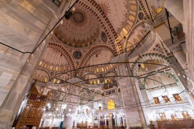 Ramazan fotoğrafı. İstanbul 'daki Fatih Camii' nin içi. Ramazan veya kandil veya laylat al-Qadr veya kadir gecesi veya İslami arkaplan fotoğrafı. İstanbul Türkiye - 3.2.2022