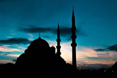 İslami fotoğraf. Gün batımında, dramatik gökyüzü ile caminin silueti. Ramazan veya kandil veya laylat al-Qadr veya kadir gecesi veya İslami arkaplan fotoğrafı.