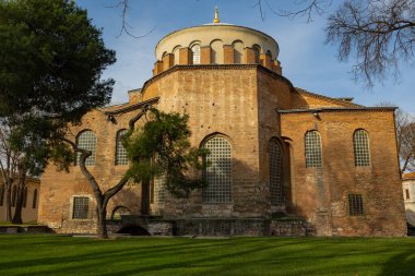 İstanbul 'daki Topkapı Sarayı' nın ilk avlusunda oturan Hagia Irene veya Aya irini. İstanbul 'un simgeleri. Bizans kilisesi. Türkiye 'ye seyahat arkaplan fotoğrafı.