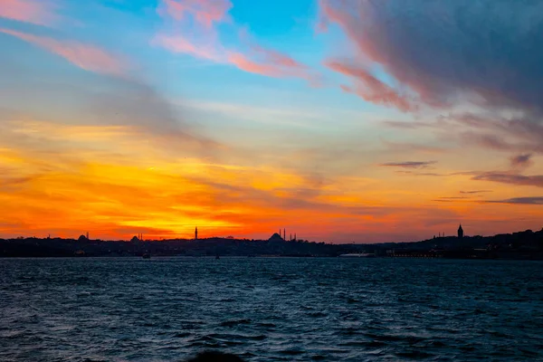Istanbulský Pohled Město Istanbul Při Západu Slunce Dramatickými Mraky Cestování — Stock fotografie