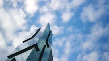 İş ya da mimari zaman dilimi 4K görüntüsü. Bulutların hareketi