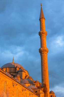 Gün batımında Fatih Camii. İstanbul 'un camileri arka planda dikey fotoğraf çekiyor. Ramazan veya kandil veya laylat al-Qadr veya kadir gecesi veya İslami hikaye arkaplan fotoğrafı.