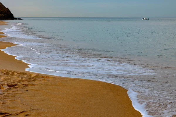 Σπάσιμο Κυμάτων Στην Παραλία Ταξίδι Διακοπές Έννοια Αμμώδης Παραλία Φόντο — Φωτογραφία Αρχείου