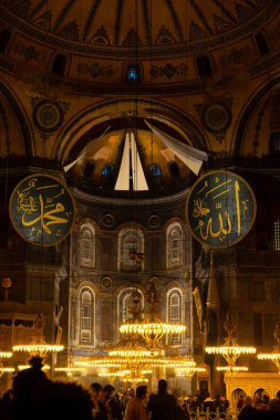 İslami arkaplan. Ayasofya 'da, Ayasofya' da, Ayasofya 'da. Ramazan veya İslami arka plan dikey fotoğrafı. İstanbul Türkiye - 3.27.2022