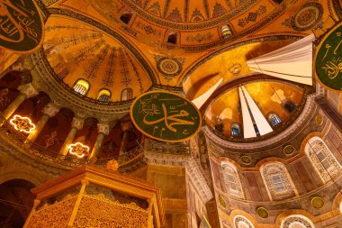 İslami fotoğraf. Ayasofya 'da Muhammed Muhammed ya da Muhammed' in adının kaligrafisi. Ramazan veya İslami arkaplan fotoğrafı. İstanbul Türkiye - 3.27.2022