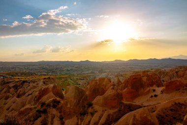 Kapadokya Günbatımı manzarası. Kapadokya 'nın Kizilcukur Vadisi' nden gün batımında manzarası. Türkiye 'ye seyahat kavramı. Seçici odak.