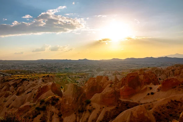 Kapadokya Günbatımı manzarası. Kapadokya 'nın Kizilcukur Vadisi' nden gün batımında manzarası. Türkiye 'ye seyahat kavramı. Seçici odak.