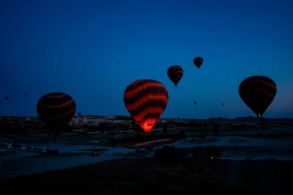 日の出にカッパドキアの熱気球 ゴームの風船のシルエット カッパドキアの背景写真への旅行 含まれるノイズ — ストック写真